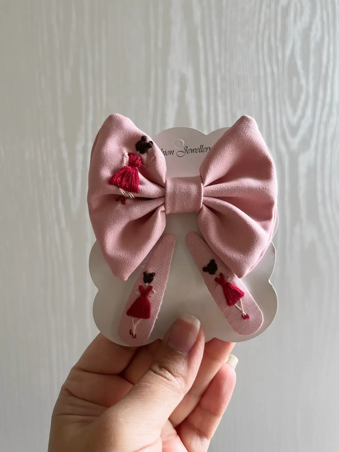 ست دست دوز پاپیون 🎀 و گیره دخترانه کد :۱۳۱۳